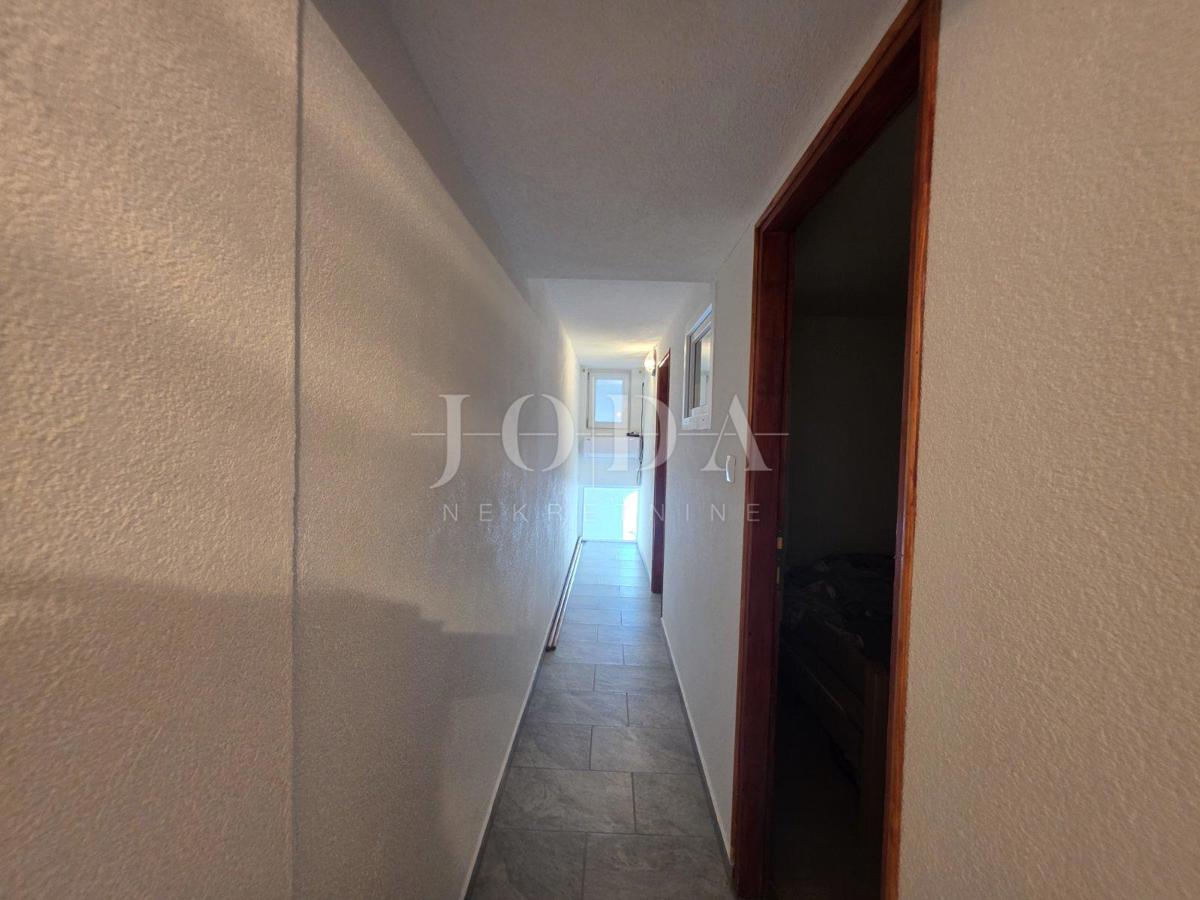 Novi Vinodolski, dvosobni apartma, 220 m od morja