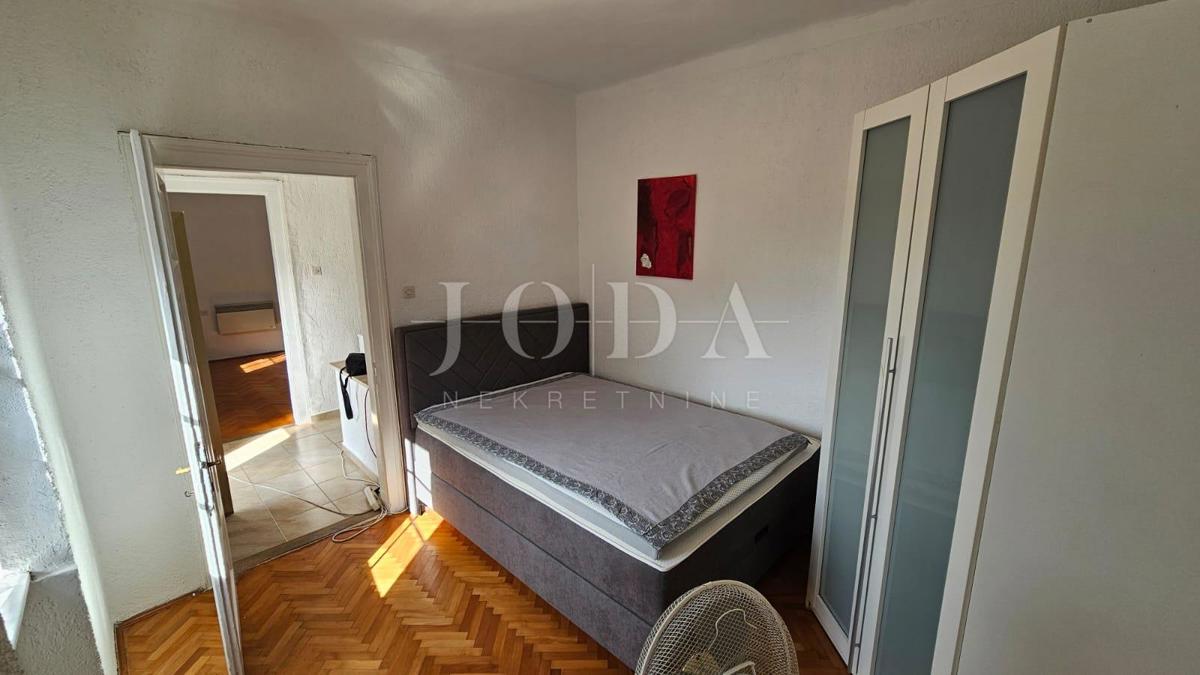 Pritlična hiša v Jadranovu s parkiriščem