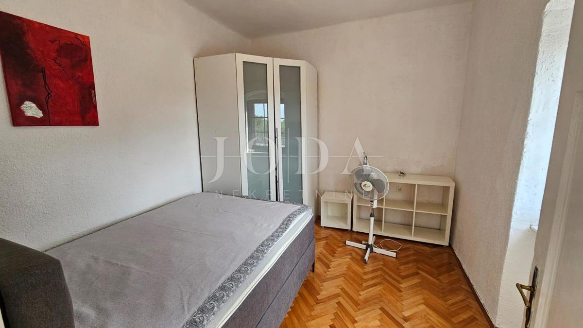 Pritlična hiša v Jadranovu s parkiriščem