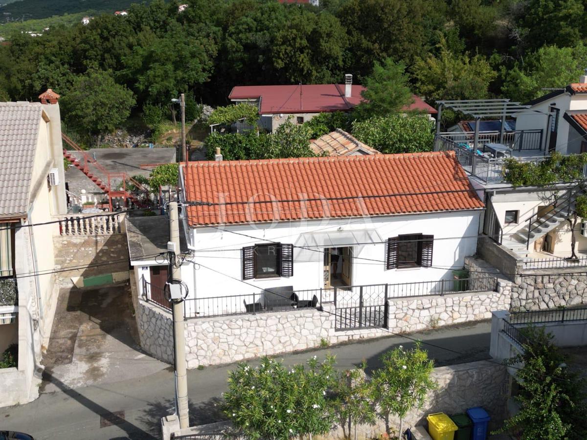 Pritlična hiša v Jadranovu s parkiriščem