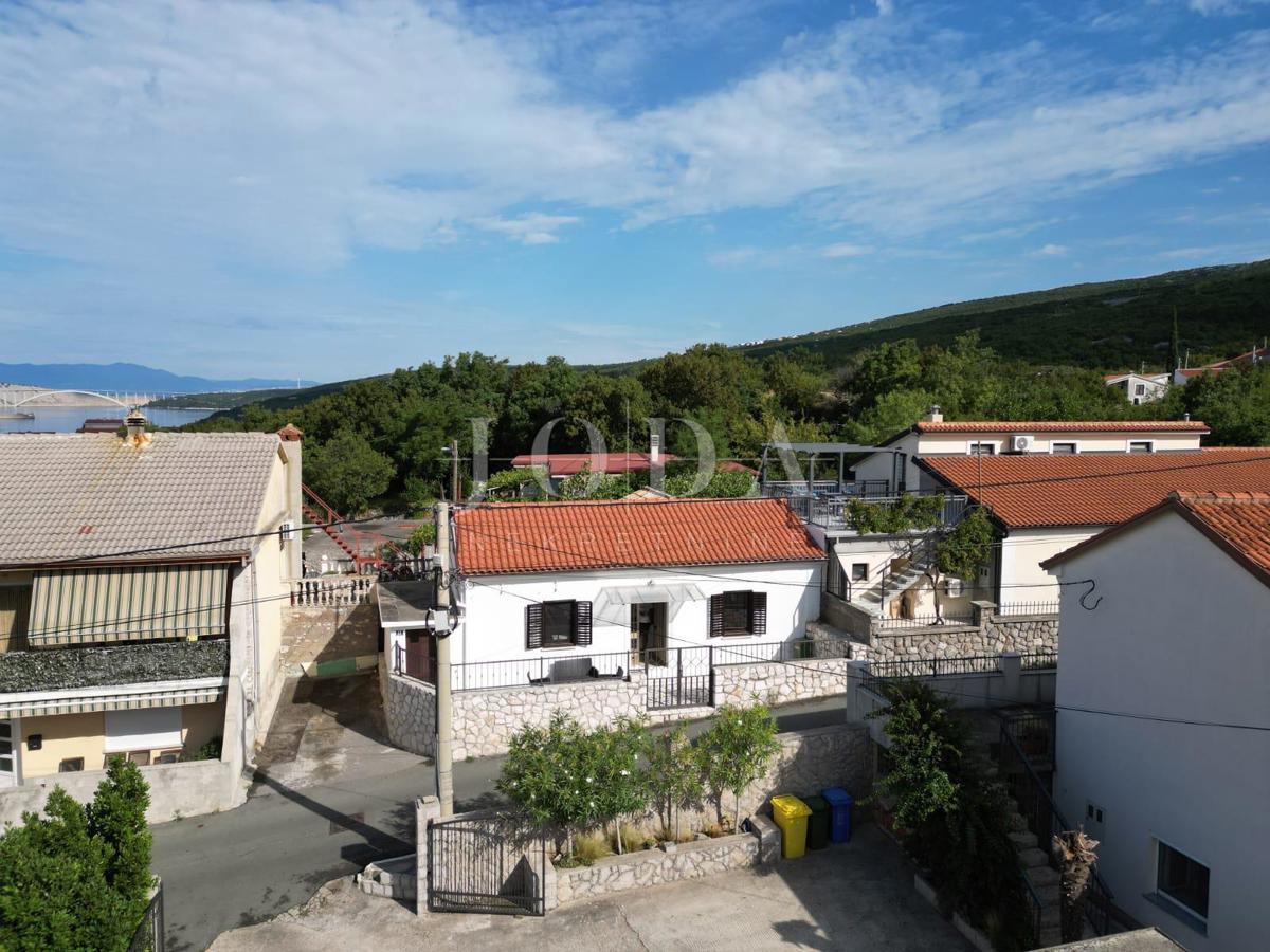 Pritlična hiša v Jadranovu s parkiriščem