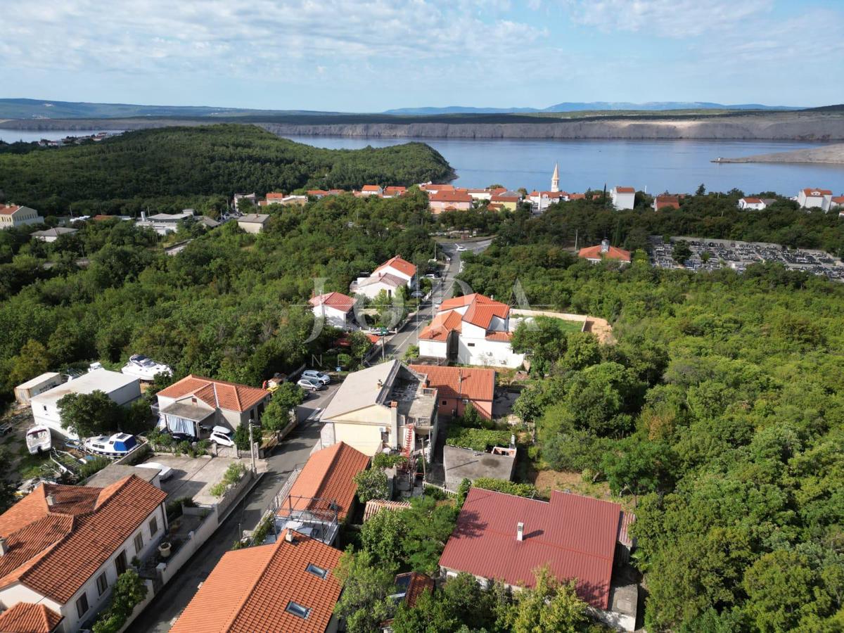 Pritlična hiša v Jadranovu s parkiriščem