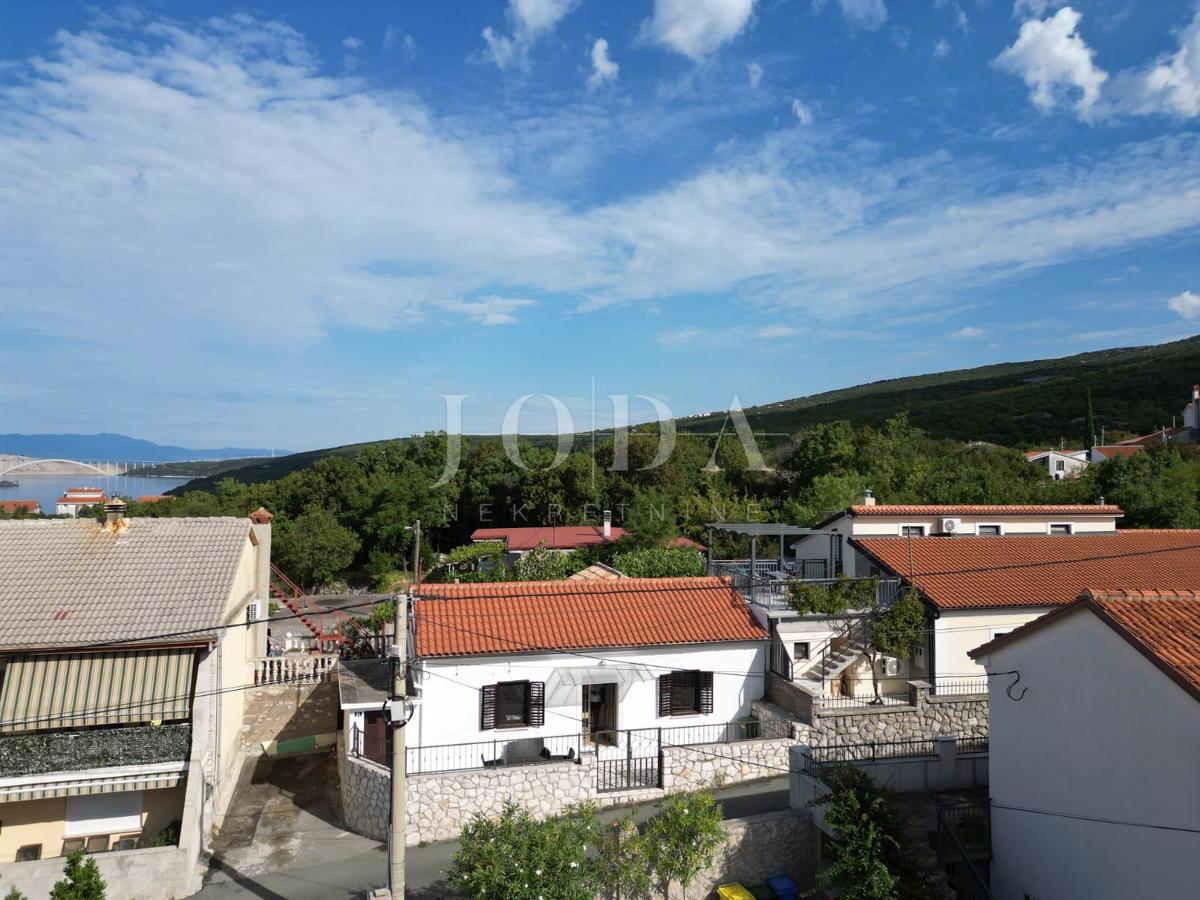 Pritlična hiša v Jadranovu s parkiriščem