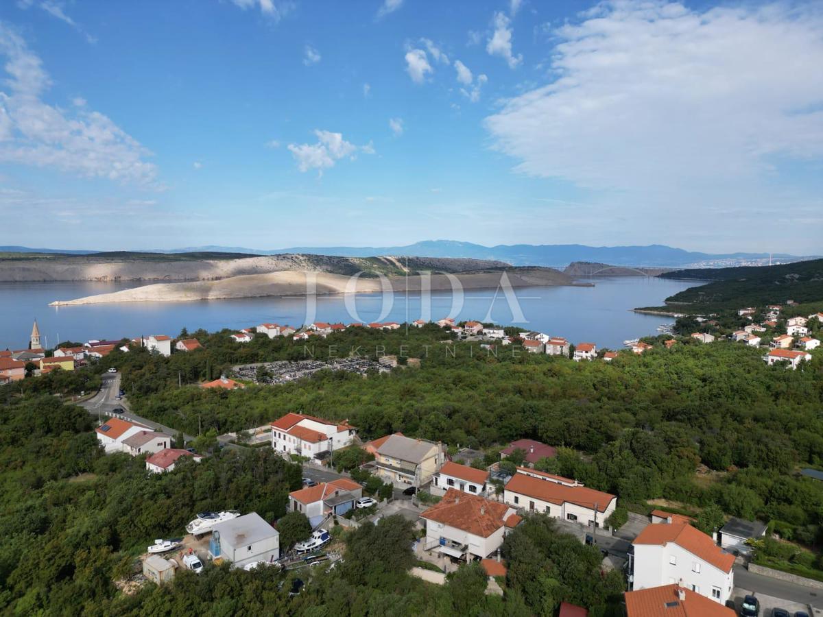 Pritlična hiša v Jadranovu s parkiriščem