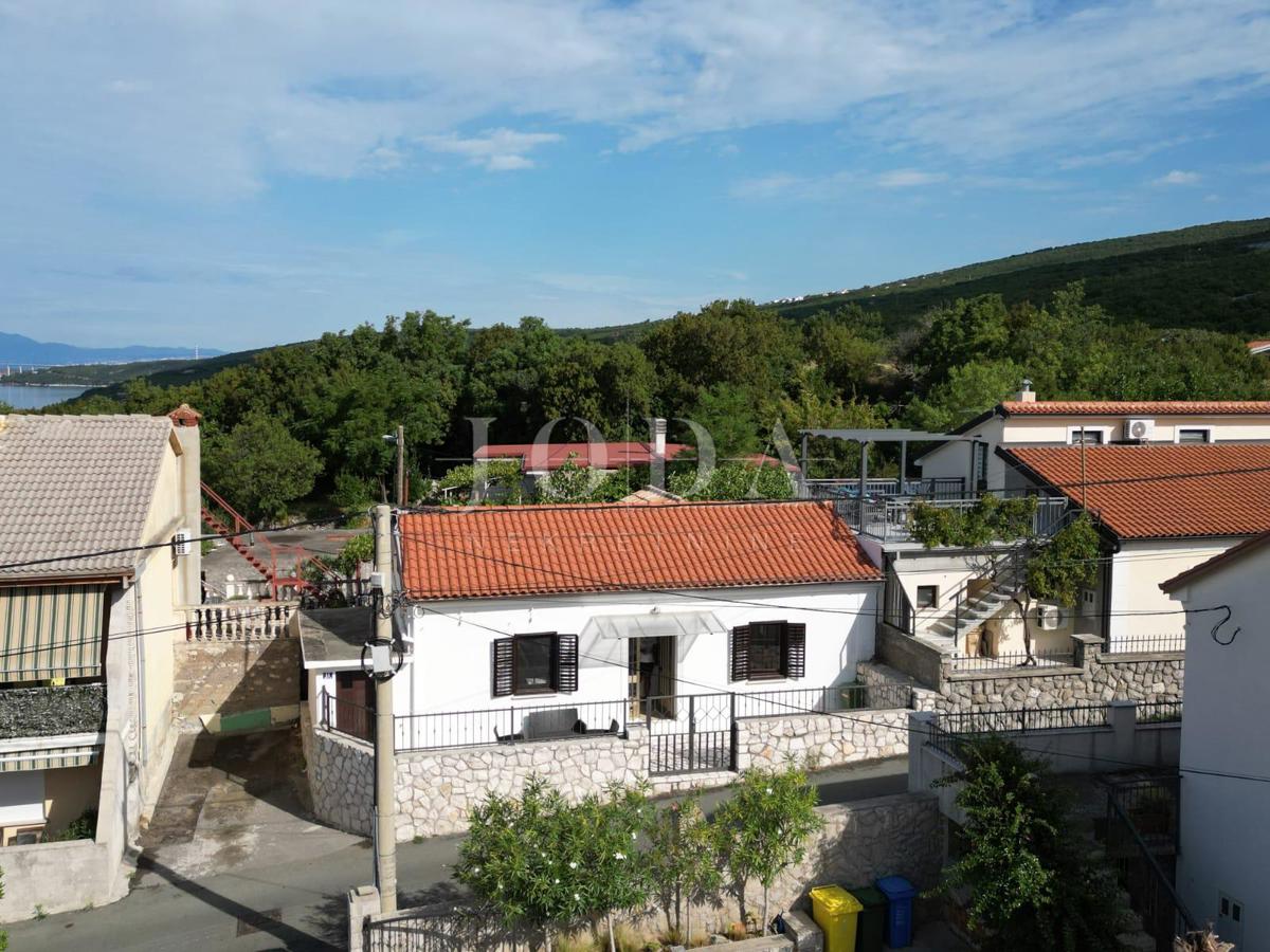 Pritlična hiša v Jadranovu s parkiriščem