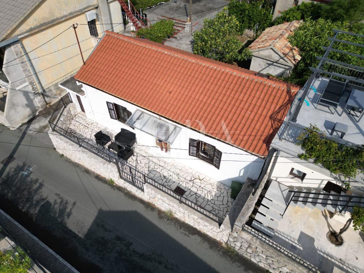 Pritlična hiša v Jadranovu s parkiriščem
