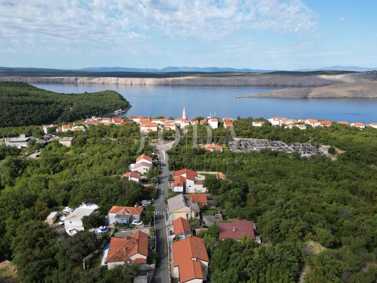 Pritlična hiša v Jadranovu s parkiriščem