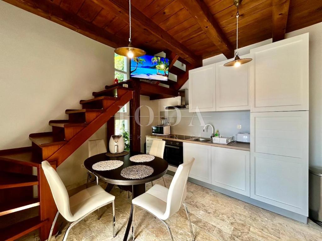 Grižane – Posestvo z dvema kamnitima hišama in zemljiščem