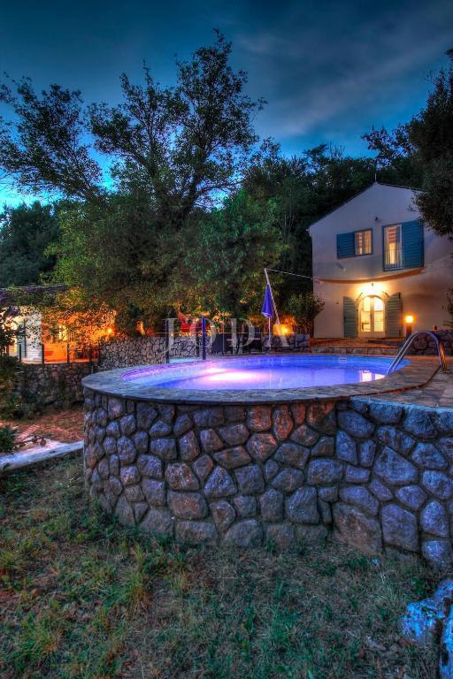 Grižane – Posestvo z dvema kamnitima hišama in zemljiščem