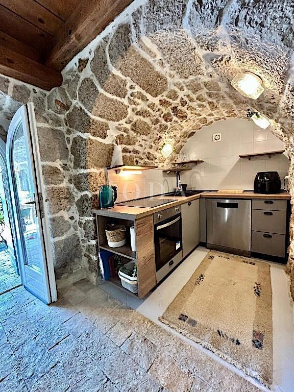 Grižane – Posestvo z dvema kamnitima hišama in zemljiščem