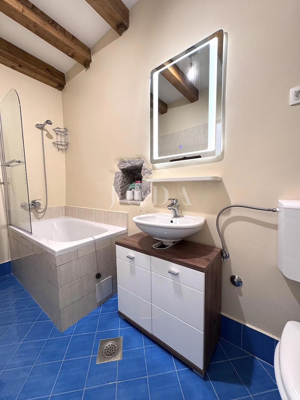 Grižane – Posestvo z dvema kamnitima hišama in zemljiščem