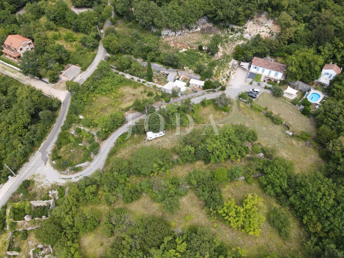 Grižane – Posestvo z dvema kamnitima hišama in zemljiščem