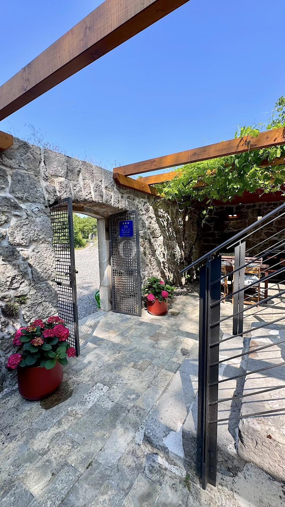 Grižane – Posestvo z dvema kamnitima hišama in zemljiščem