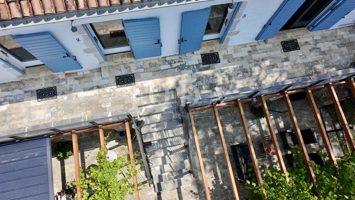 Grižane – Posestvo z dvema kamnitima hišama in zemljiščem