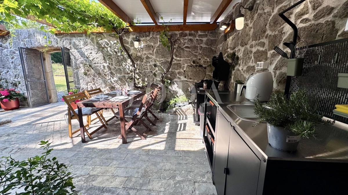 Grižane – Posestvo z dvema kamnitima hišama in zemljiščem