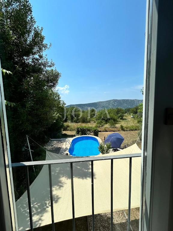 Grižane – Posestvo z dvema kamnitima hišama in zemljiščem