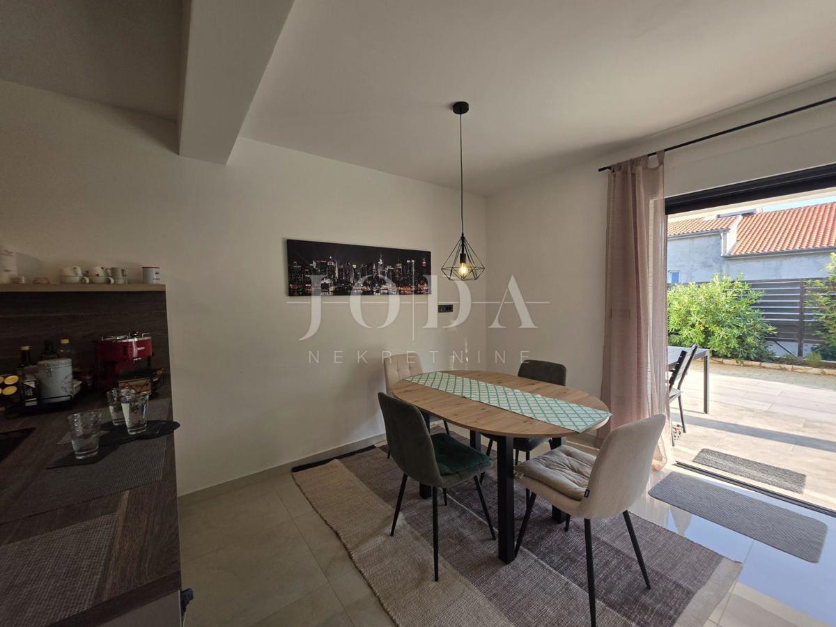 Novi Vinodolski, novogradnja, pritlično stanovanje z vrtom