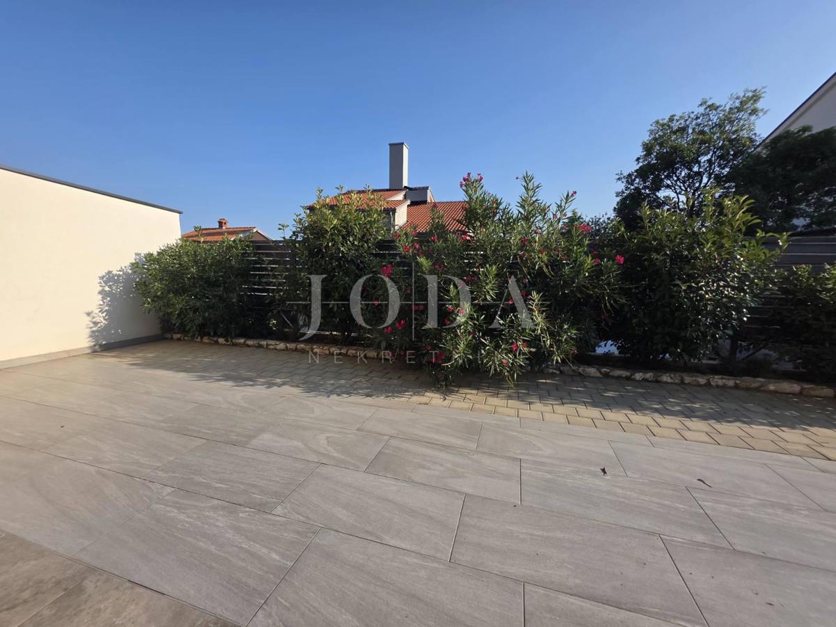 Novi Vinodolski, novogradnja, pritlično stanovanje z vrtom