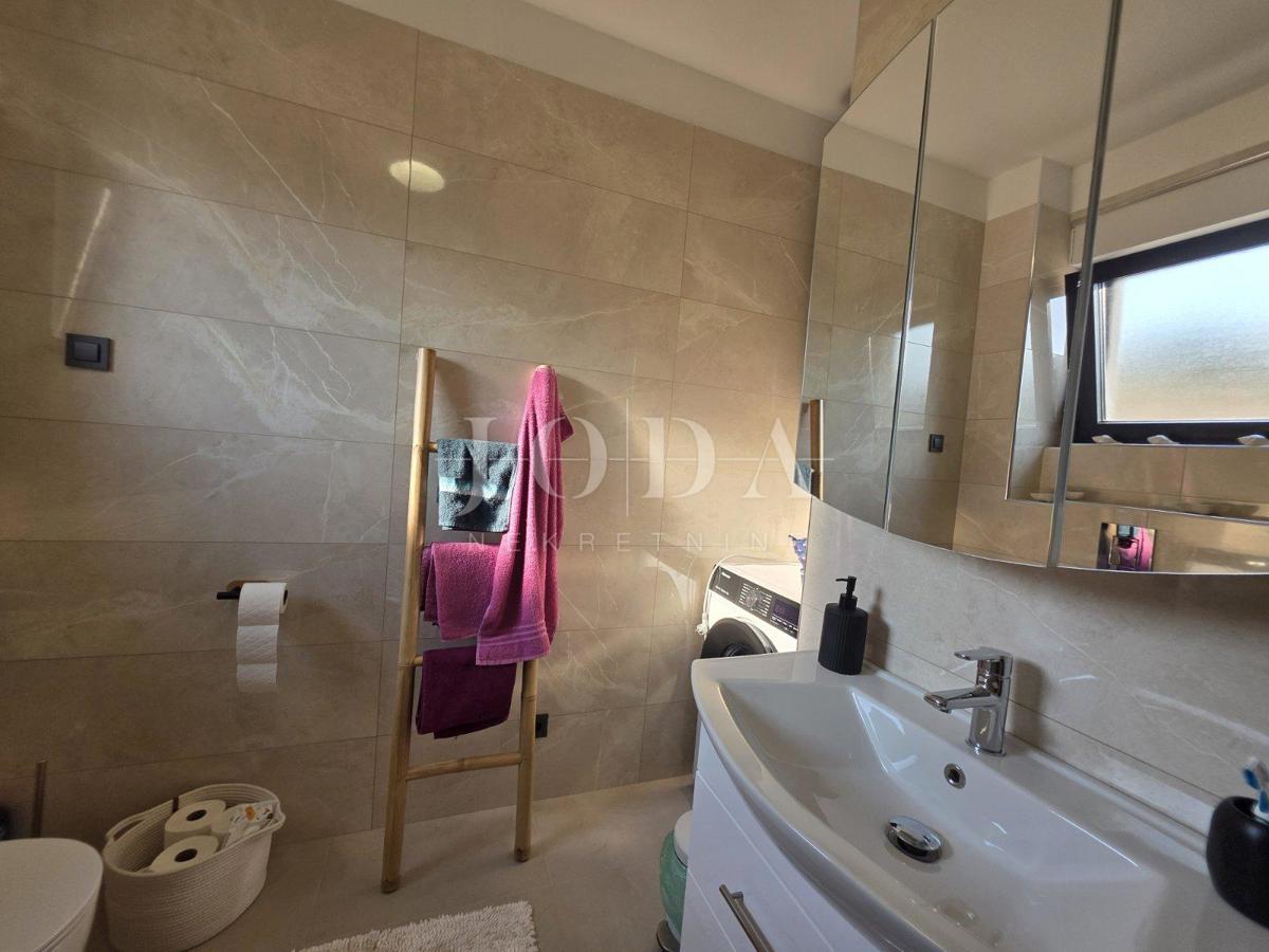 Novi Vinodolski, novogradnja, pritlično stanovanje z vrtom