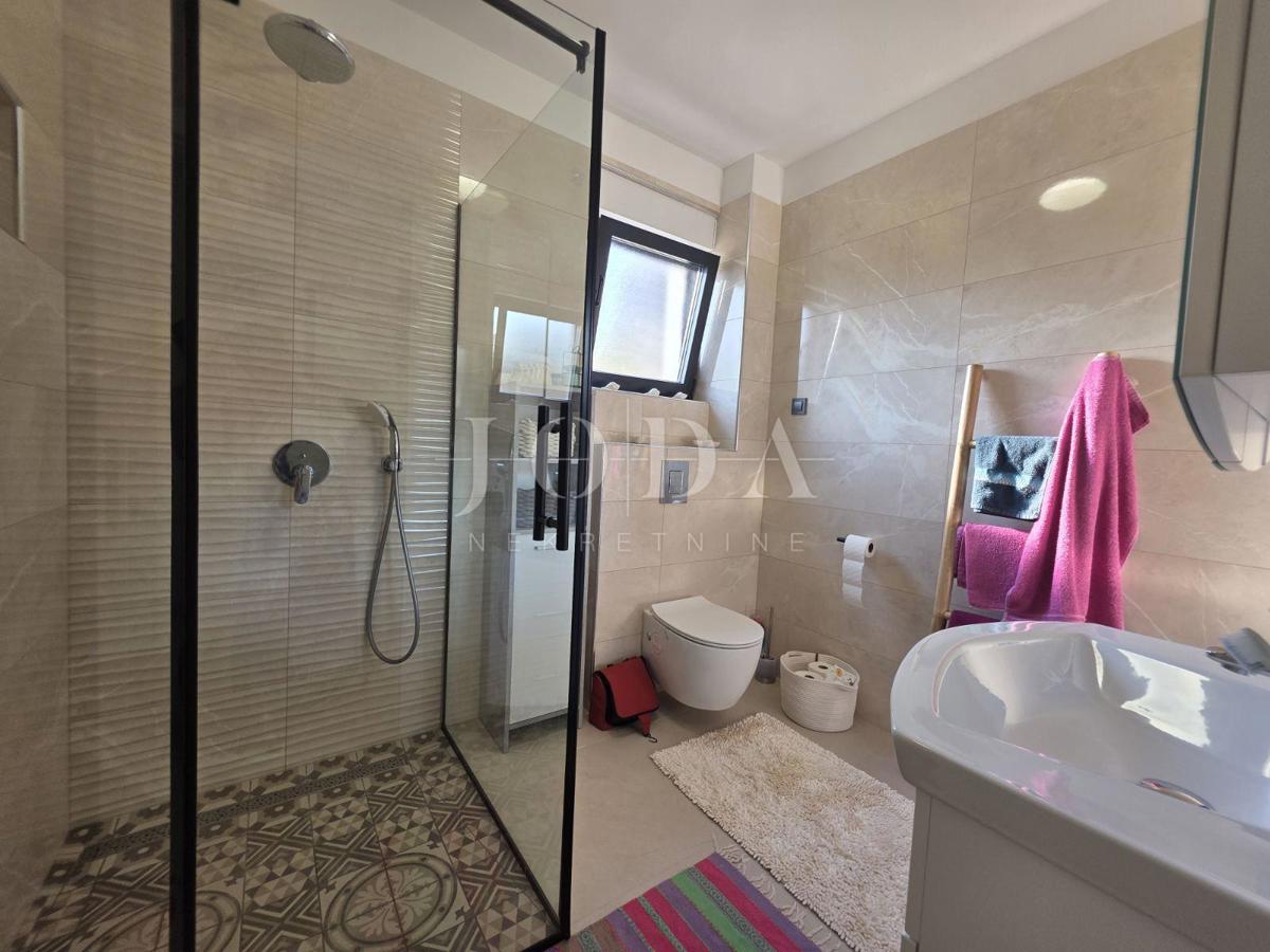 Novi Vinodolski, novogradnja, pritlično stanovanje z vrtom