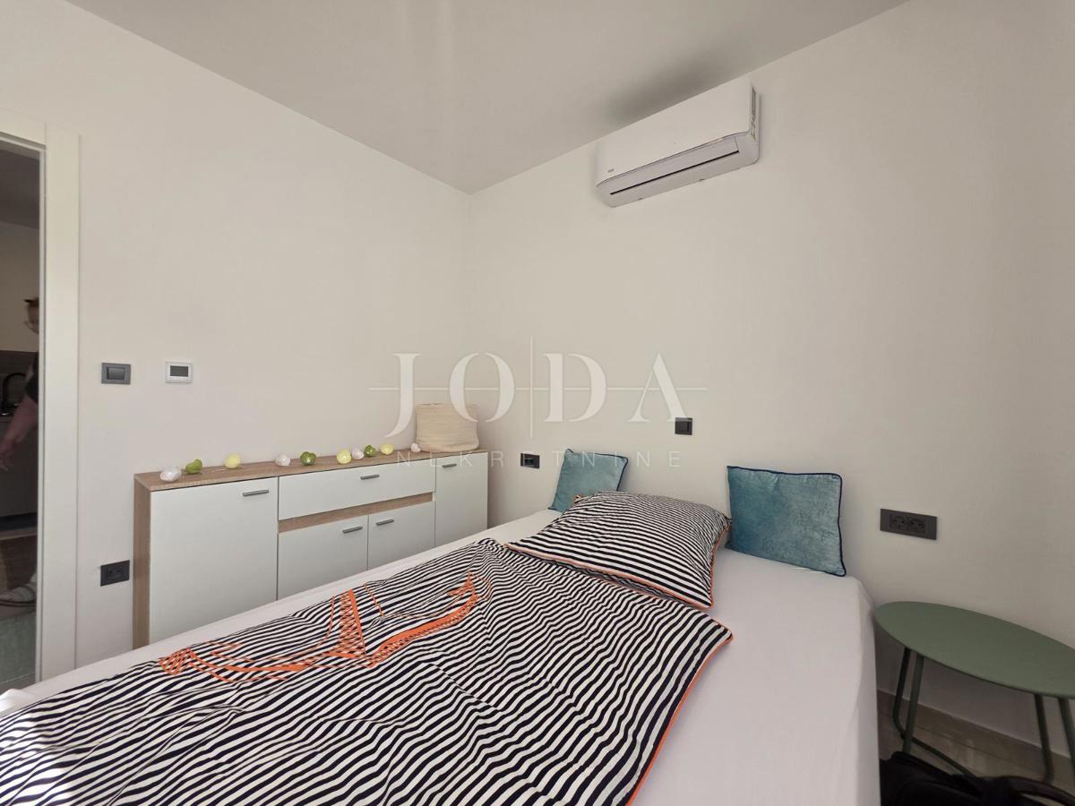 Novi Vinodolski, novogradnja, pritlično stanovanje z vrtom