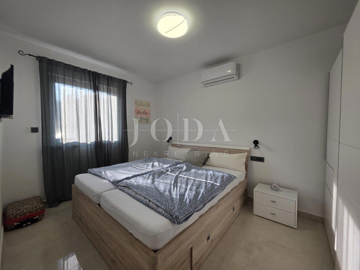 Novi Vinodolski, novogradnja, pritlično stanovanje z vrtom