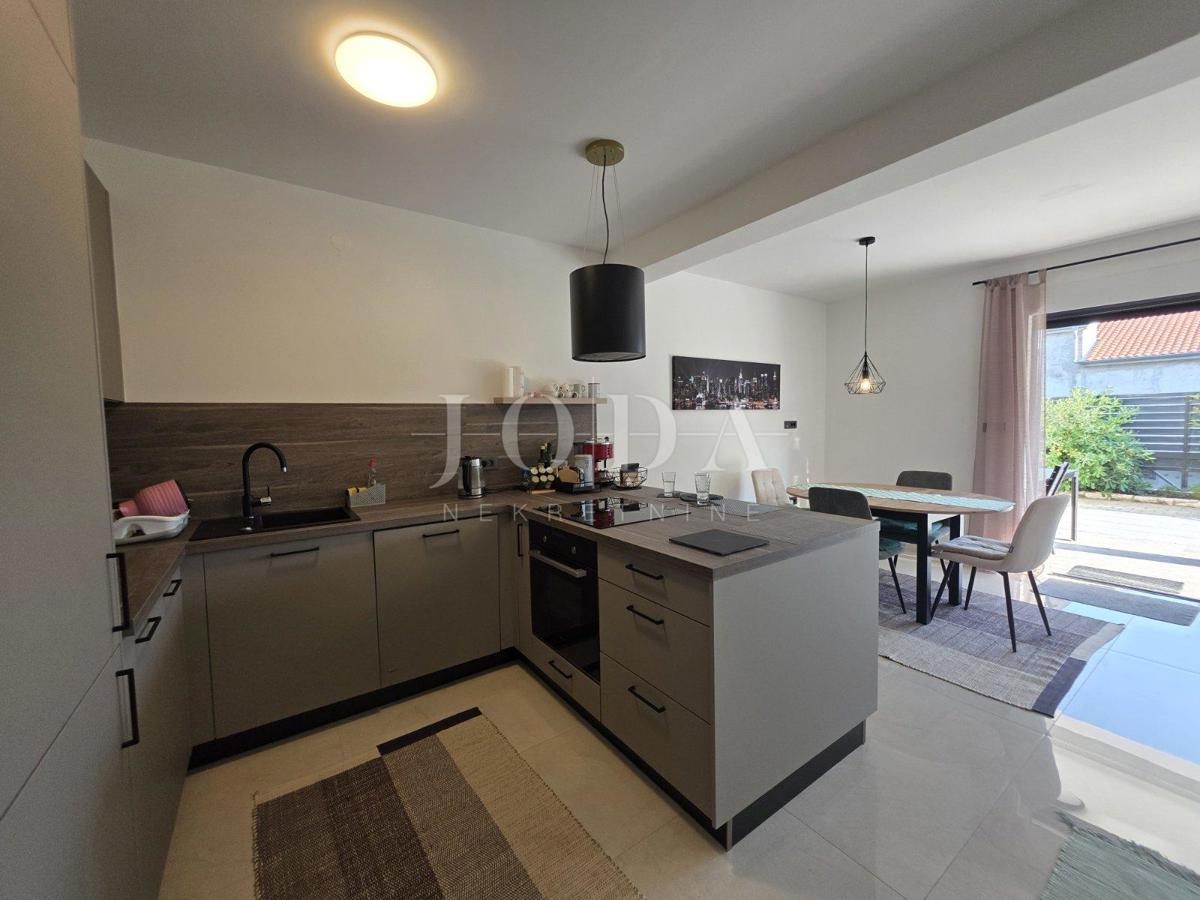 Novi Vinodolski, novogradnja, pritlično stanovanje z vrtom