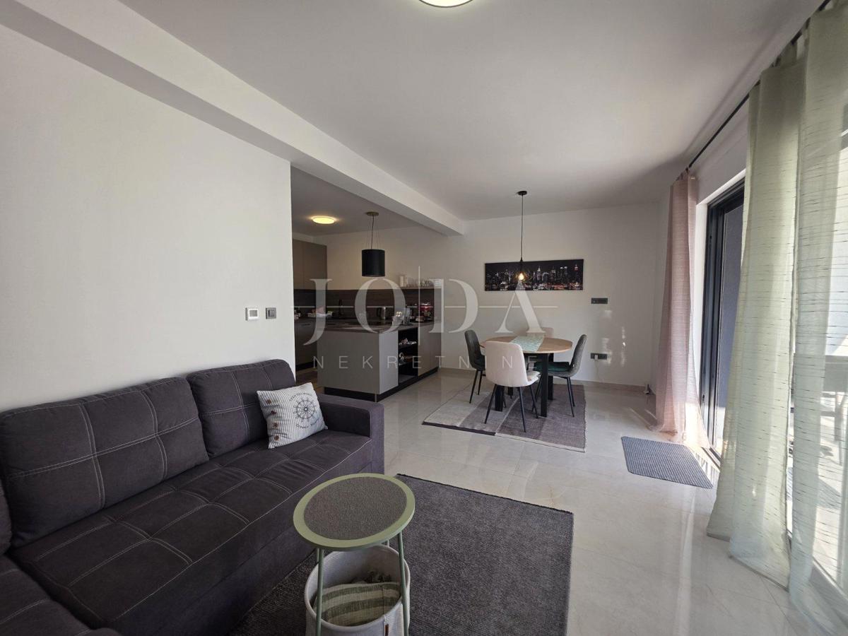 Novi Vinodolski, novogradnja, pritlično stanovanje z vrtom