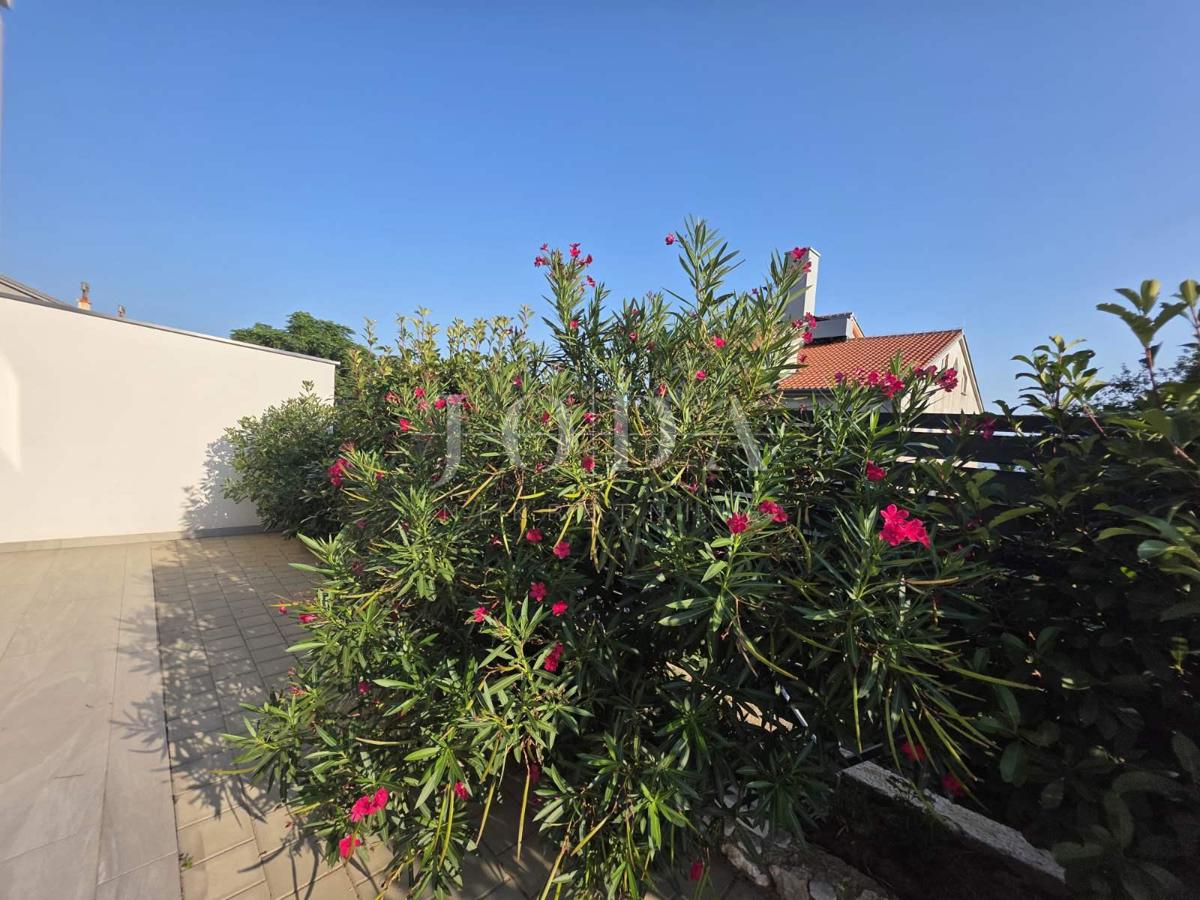 Novi Vinodolski, novogradnja, pritlično stanovanje z vrtom