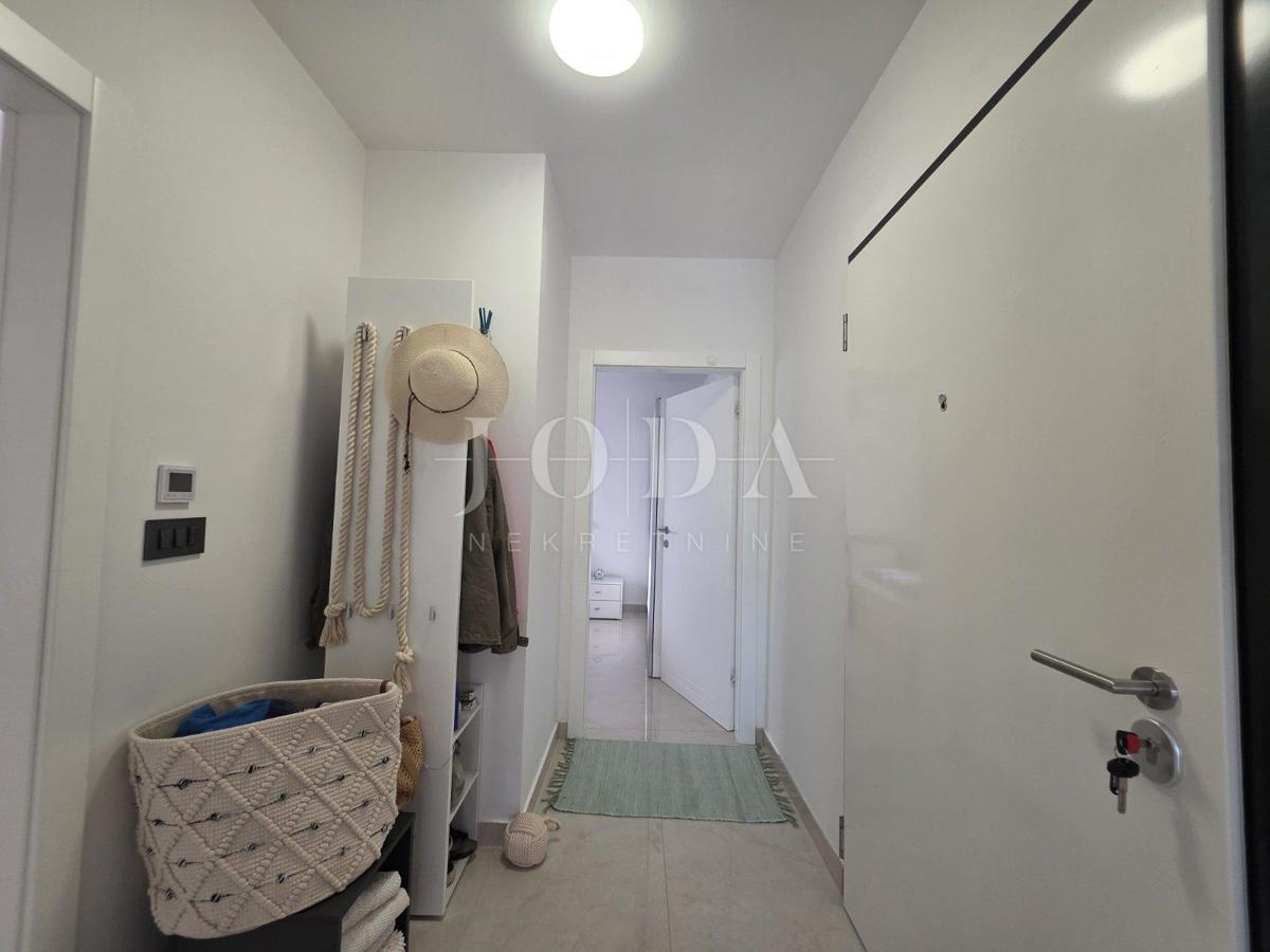 Novi Vinodolski, novogradnja, pritlično stanovanje z vrtom