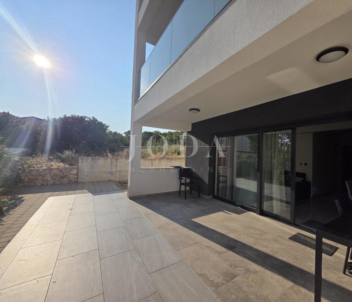 Novi Vinodolski, novogradnja, pritlično stanovanje z vrtom