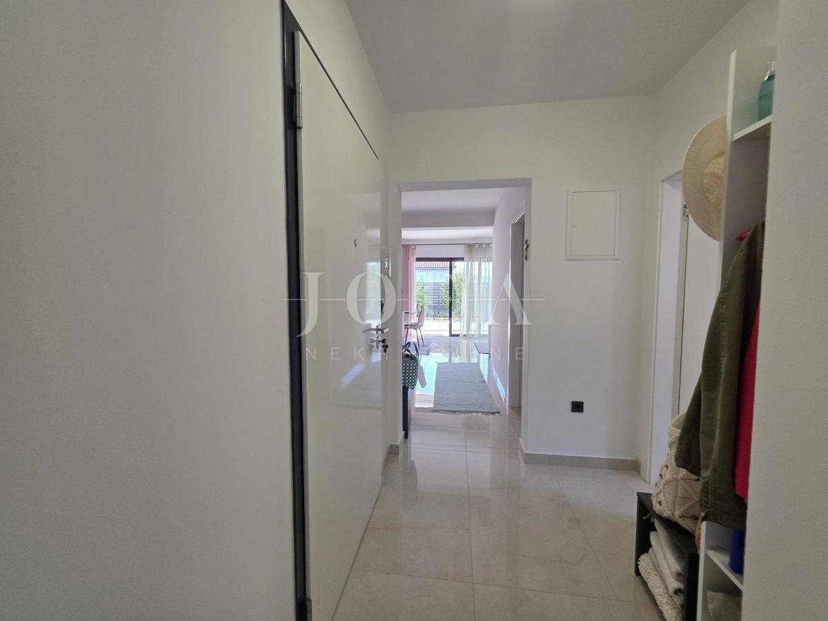 Novi Vinodolski, novogradnja, pritlično stanovanje z vrtom