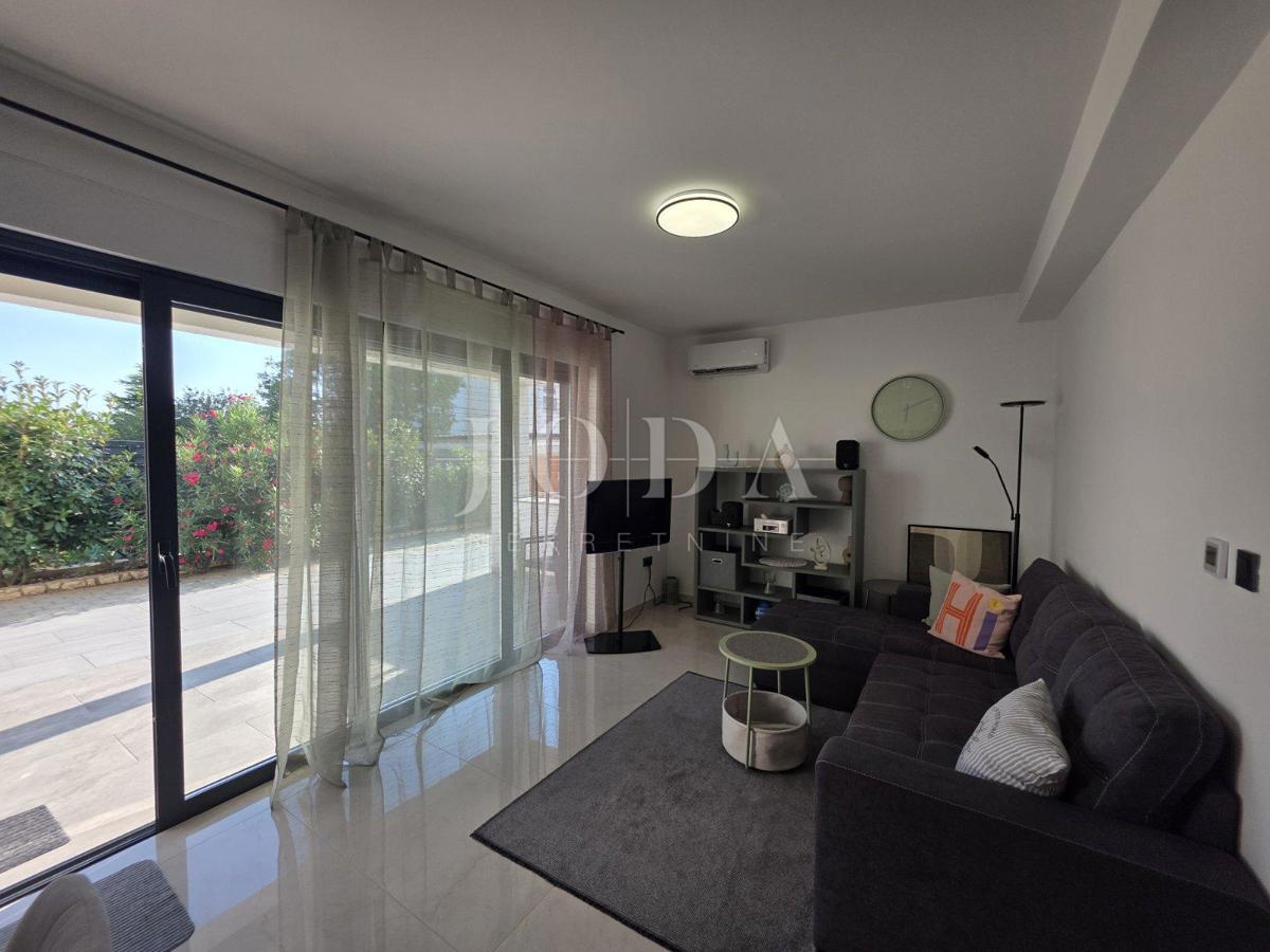 Novi Vinodolski, novogradnja, pritlično stanovanje z vrtom