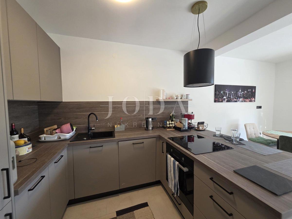 Novi Vinodolski, novogradnja, pritlično stanovanje z vrtom