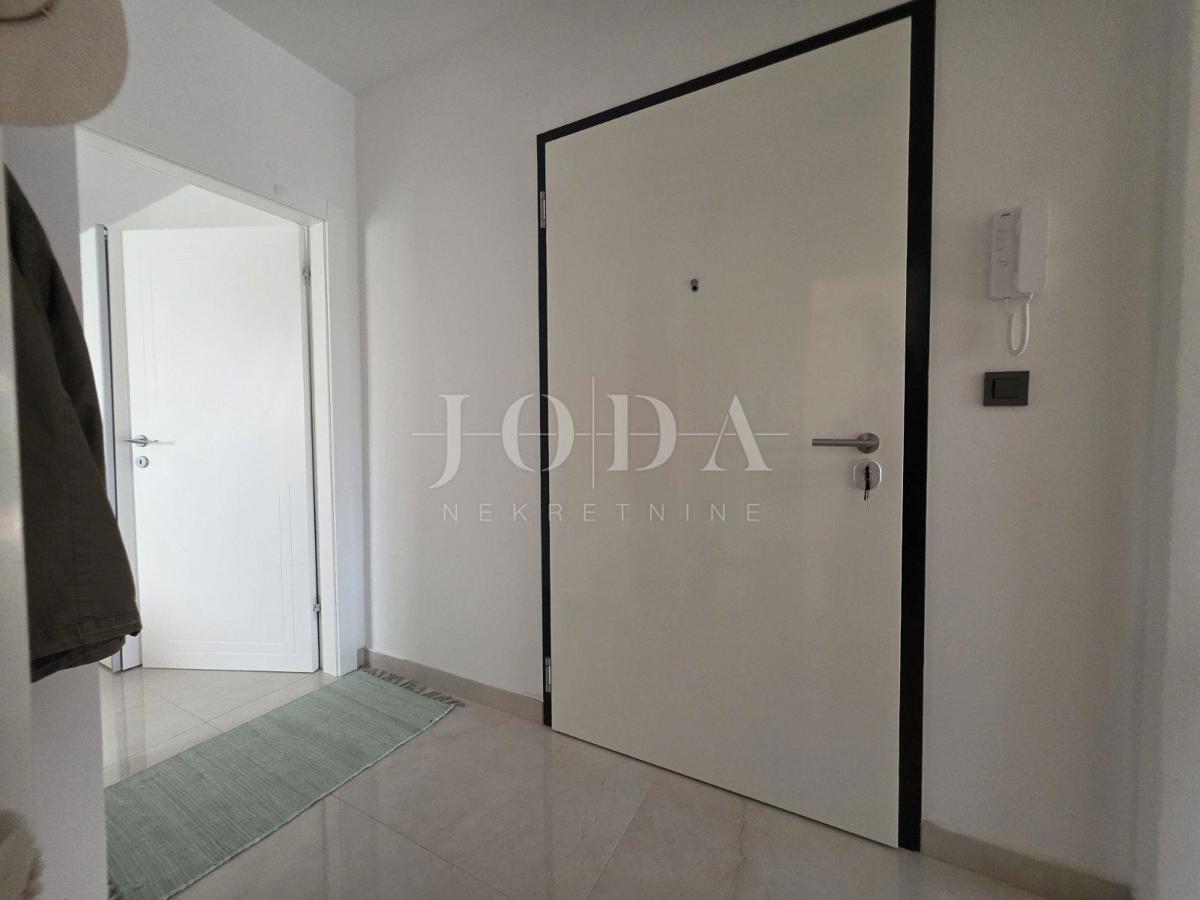 Novi Vinodolski, novogradnja, pritlično stanovanje z vrtom