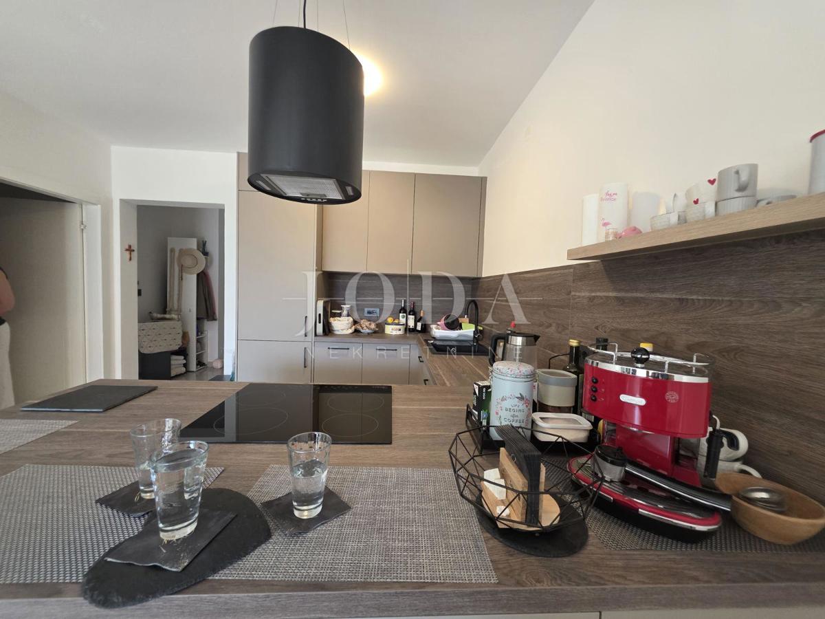 Novi Vinodolski, novogradnja, pritlično stanovanje z vrtom