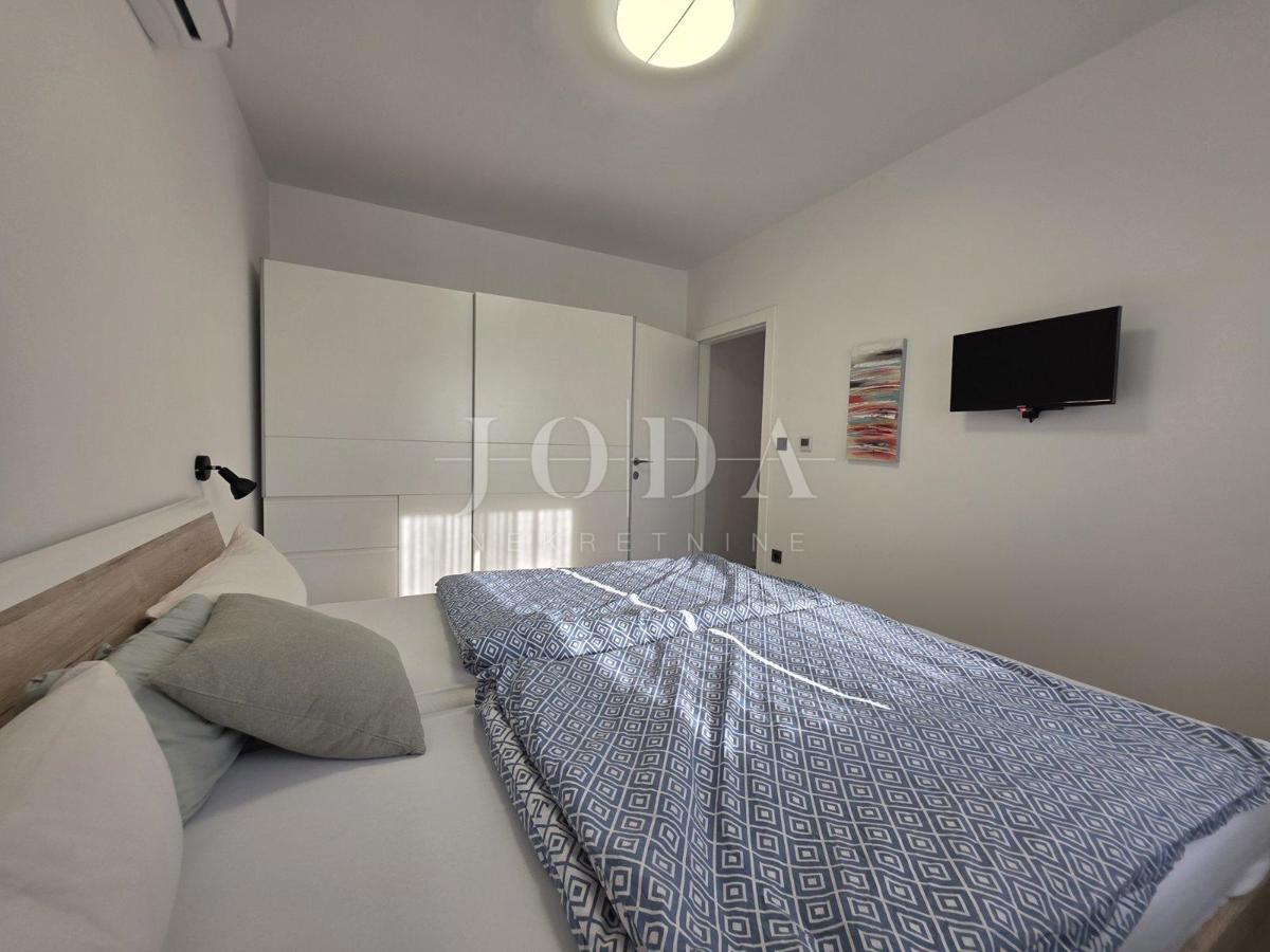 Novi Vinodolski, novogradnja, pritlično stanovanje z vrtom