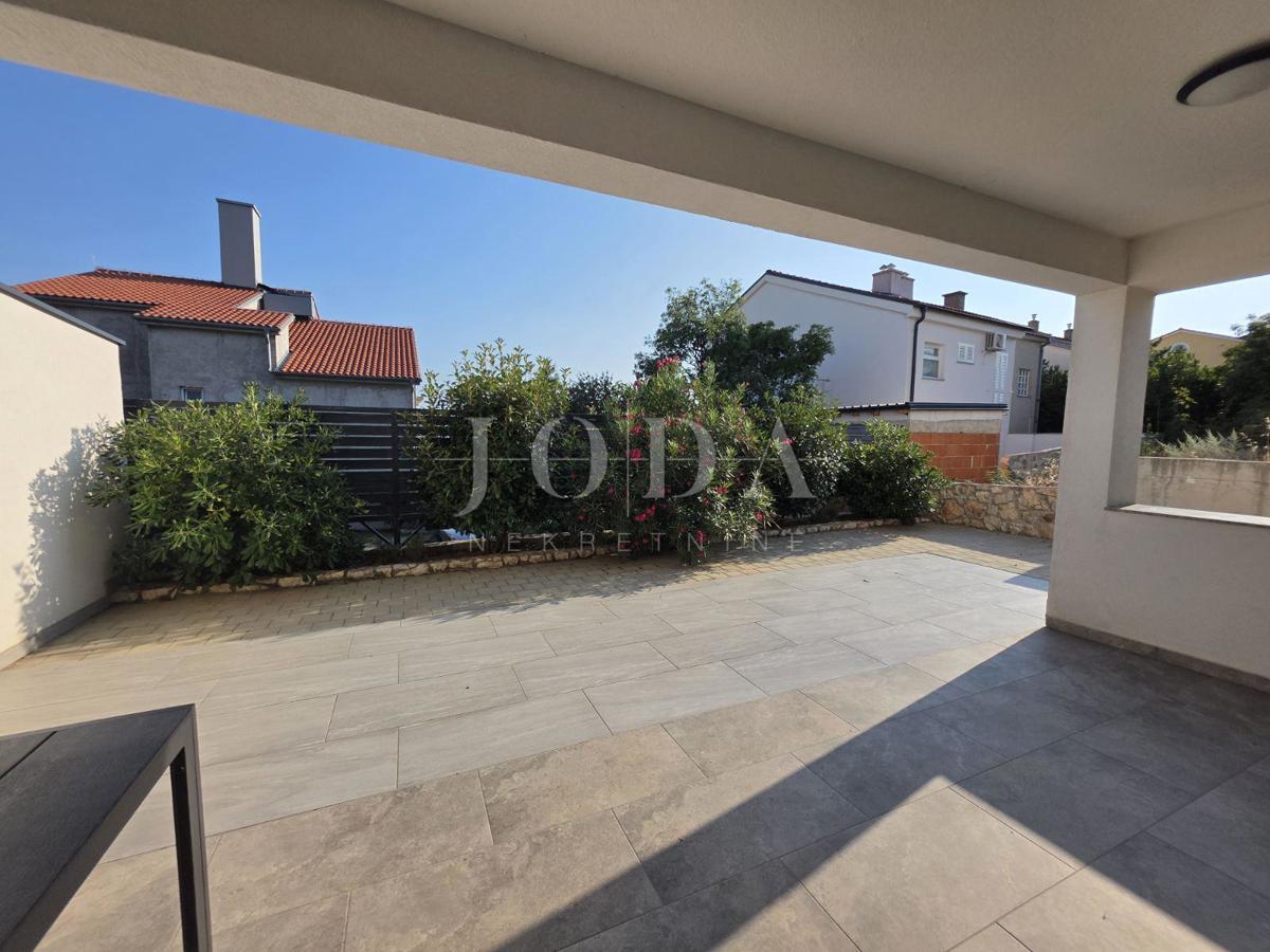 Novi Vinodolski, novogradnja, pritlično stanovanje z vrtom