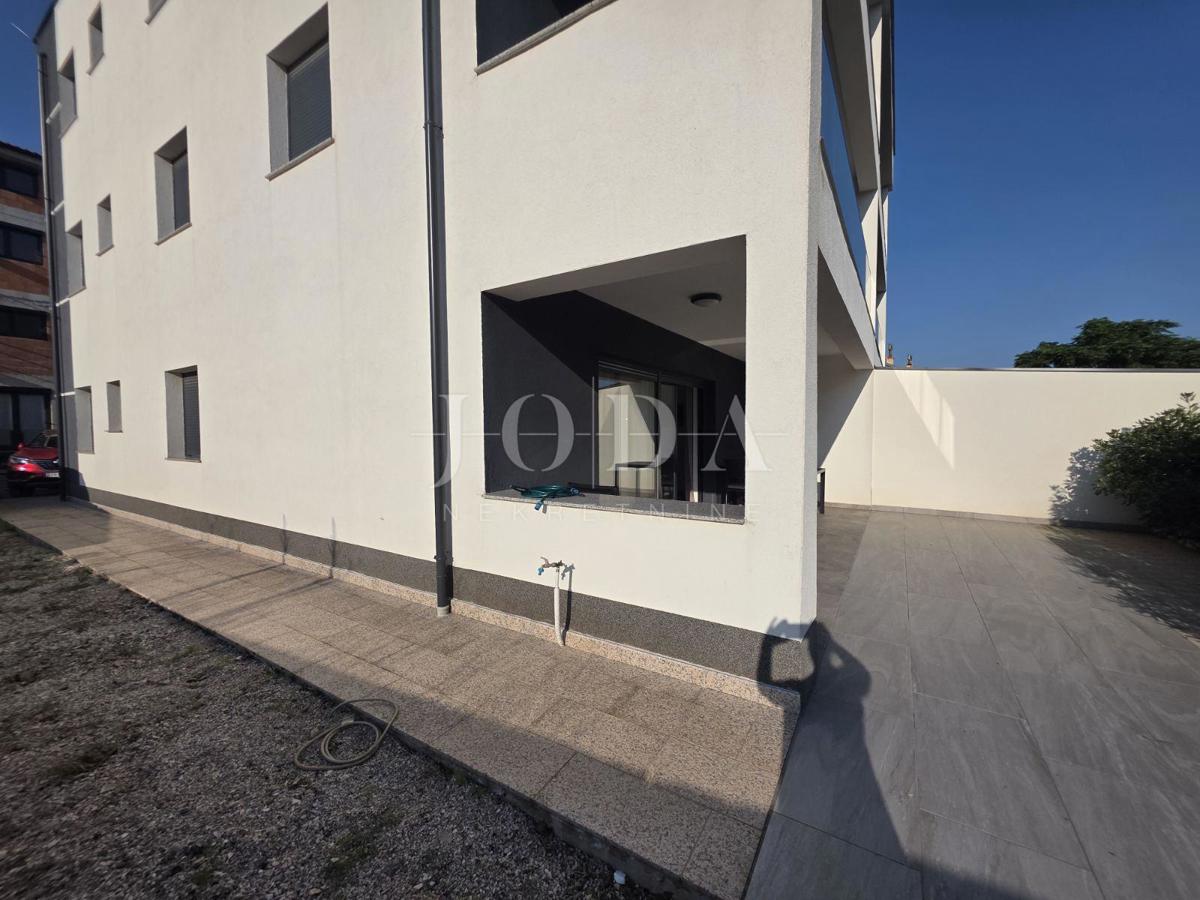 Novi Vinodolski, novogradnja, pritlično stanovanje z vrtom