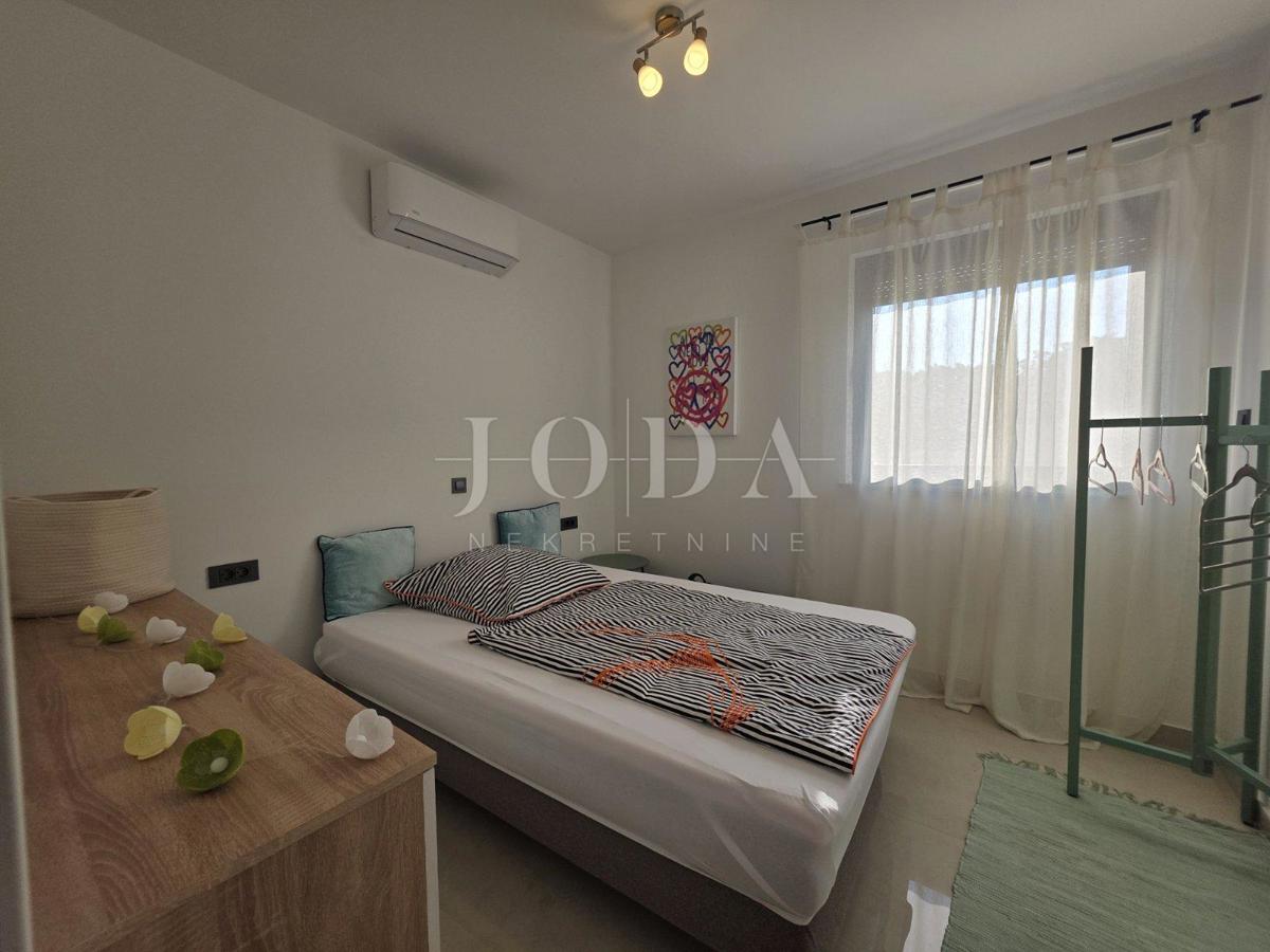 Novi Vinodolski, novogradnja, pritlično stanovanje z vrtom