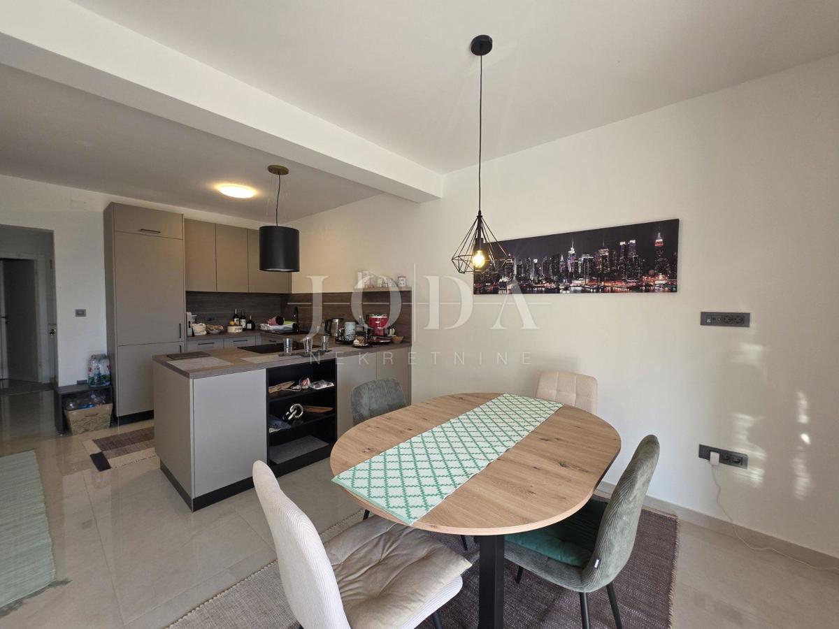 Novi Vinodolski, novogradnja, pritlično stanovanje z vrtom