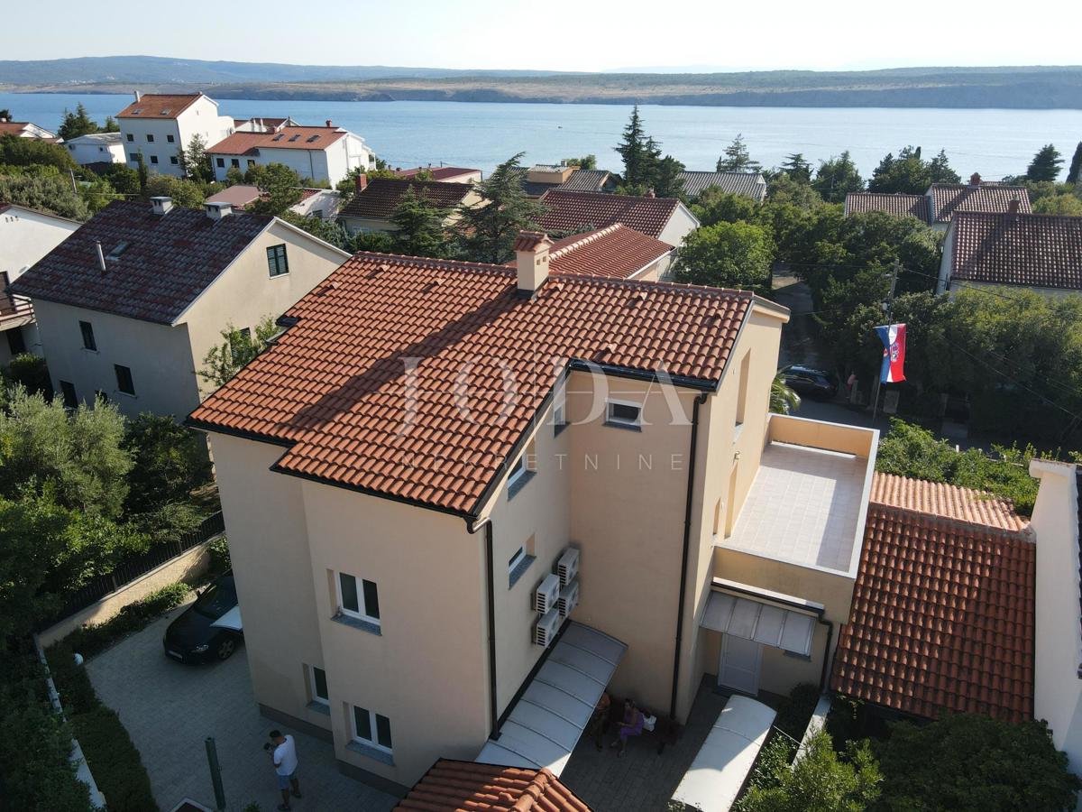 Jadranovo triposteljno stanovanje s pogledom na morje