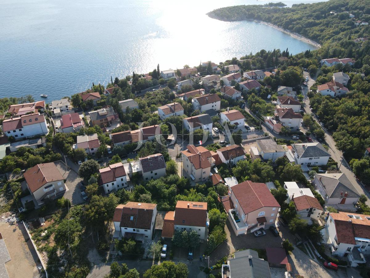 Jadranovo triposteljno stanovanje s pogledom na morje