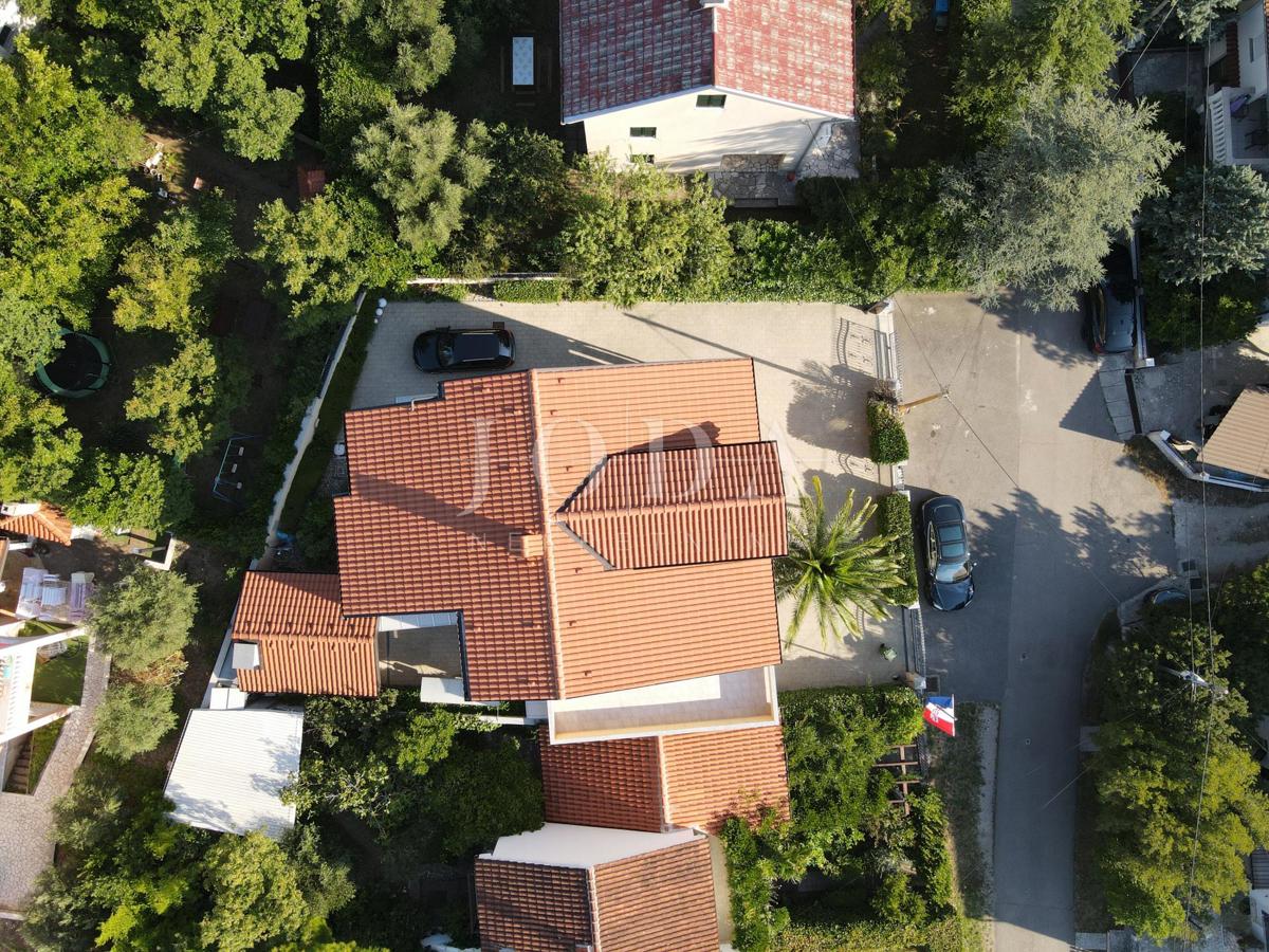 Jadranovo triposteljno stanovanje s pogledom na morje