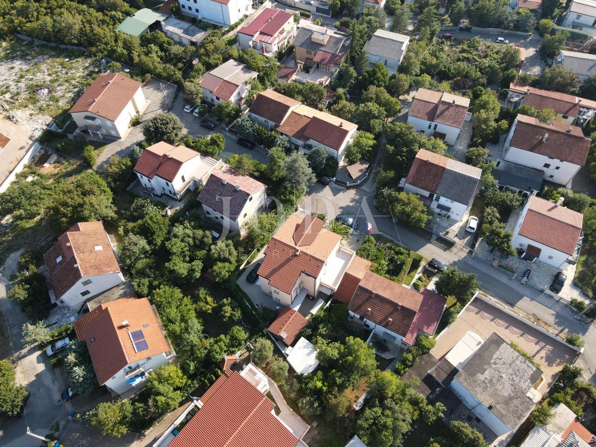 Jadranovo triposteljno stanovanje s pogledom na morje