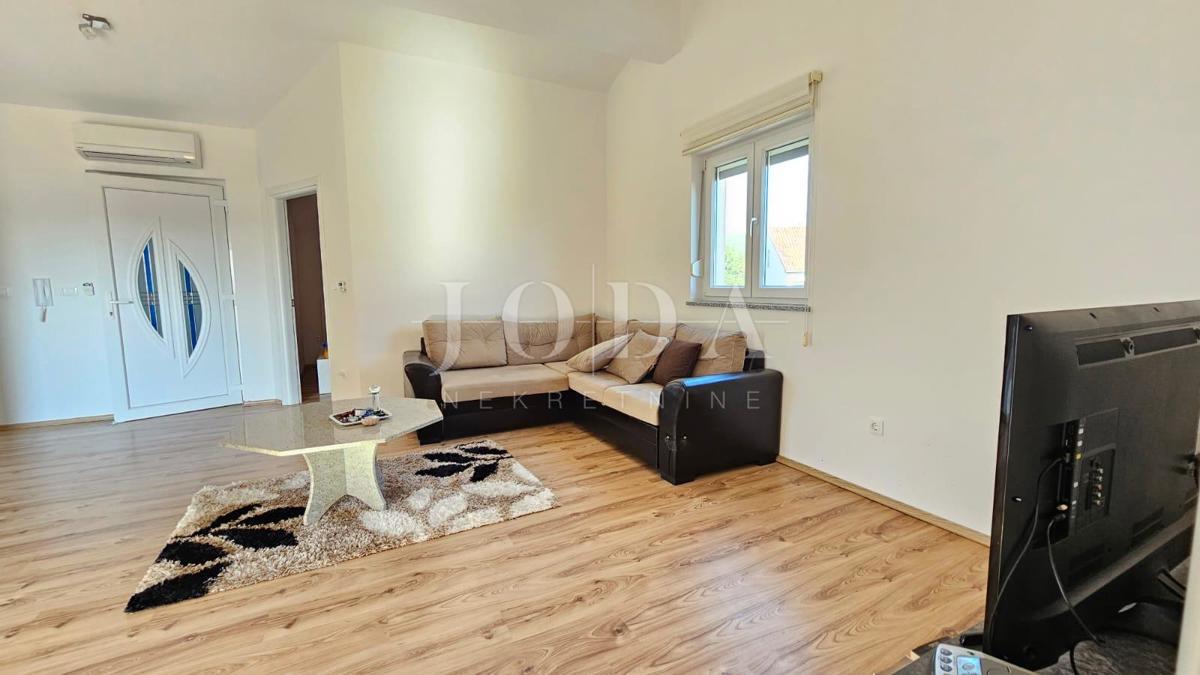 Jadranovo triposteljno stanovanje s pogledom na morje