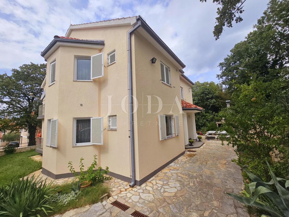 Samostojna hiša s tremi apartmaji, pogled morje - Malinska