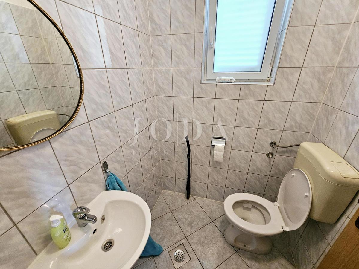 Samostojna hiša s tremi apartmaji, pogled morje - Malinska