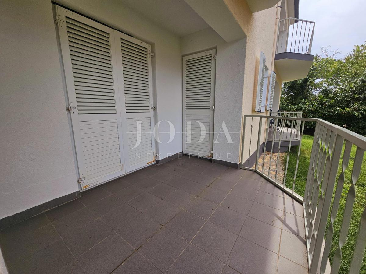 Samostojna hiša s tremi apartmaji, pogled morje - Malinska