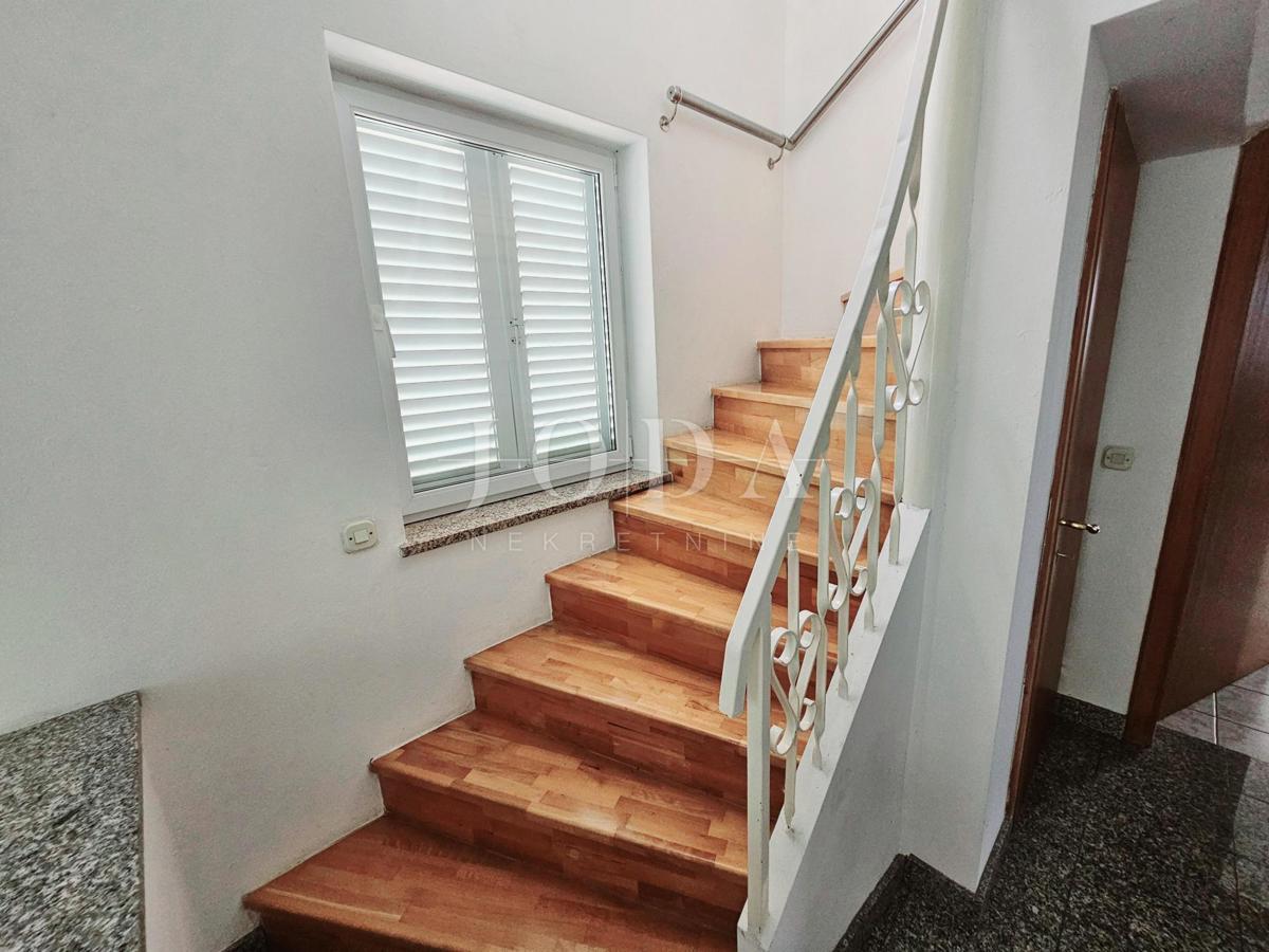 Samostojna hiša s tremi apartmaji, pogled morje - Malinska